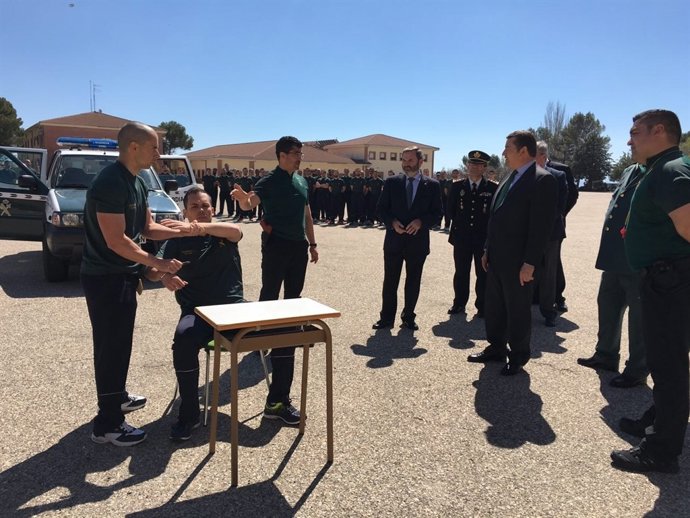 Sanz observa el entranamiento de  futuros guardias civiles.