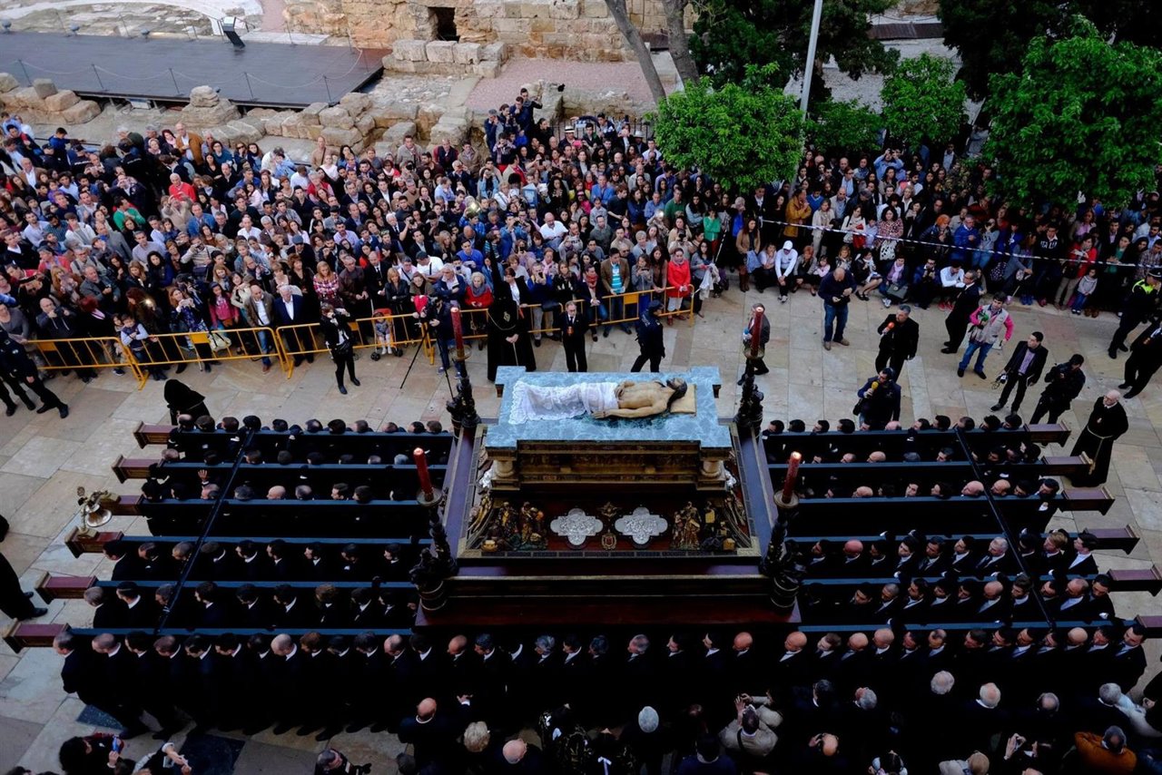 Semana Santa 2015 de Málaga. Sepulcro, trono, nazareno, teatro romano, turistas.