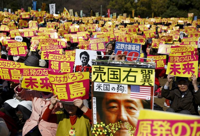 Manifestantes en una protesta antinuclear contra las políticas de Shinzo Abe