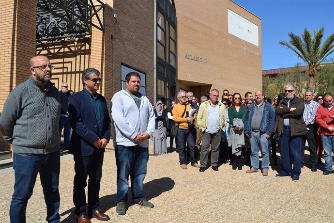 La comunidad universitaria guarda un minuto de silencio