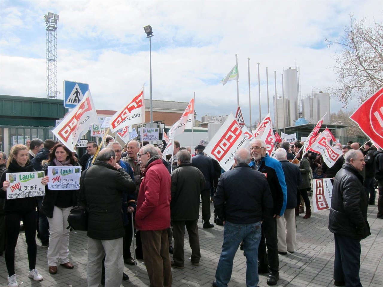 Concentración a las puertas de Lauki