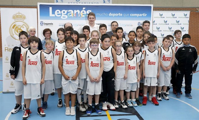 Luka Doncic visita una escuela del Real Madrid