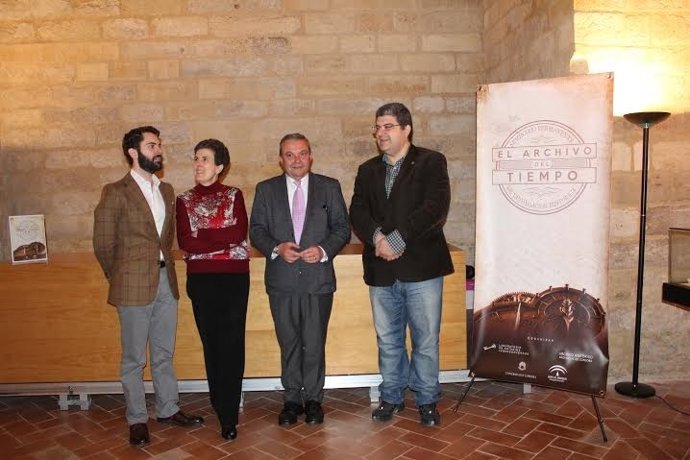 Alcalde (centro) durante la presentación de las conferencias