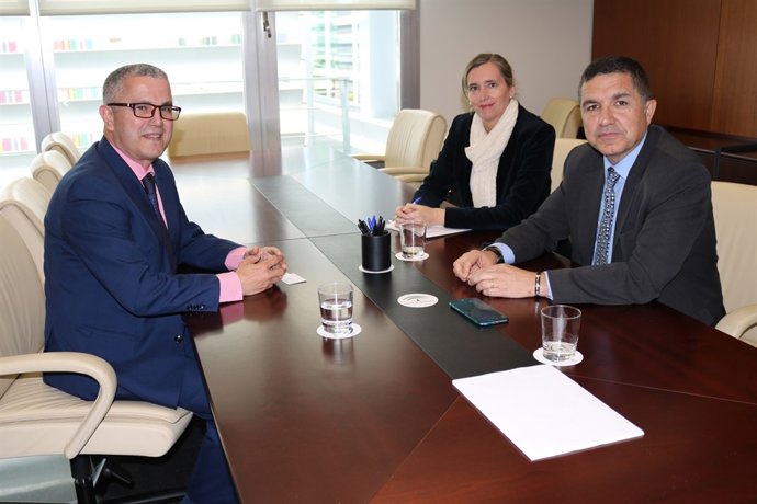 Reunión entre el cónsul general de Marruecos y representantes de Extenda