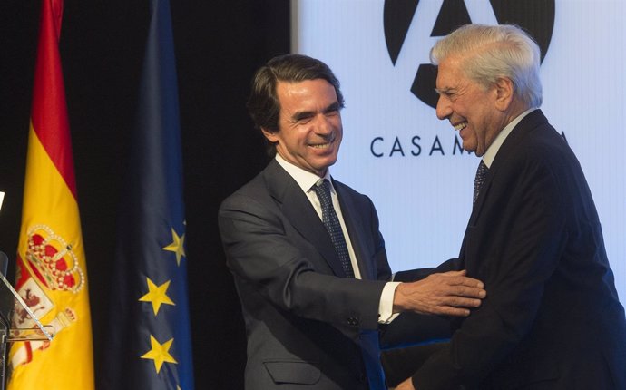 Mario Vargas Llosa y José María Aznar en el acto por sus 80 años