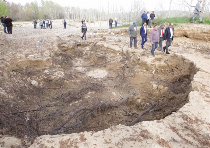 Lambán visita la mota de Boquiñeni afectada por la última crecida del Ebro