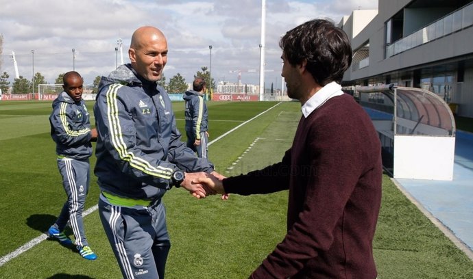 Raúl González saluda a Zidane en Valdebebas