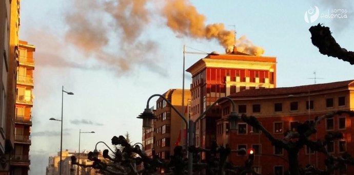 Humo del incendio declarado en un restaurante de la avenida de Valladolid