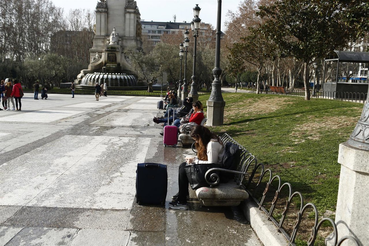 Turismo, turistas, turista, maleta, maletas, Plaza España, sentado en un banco