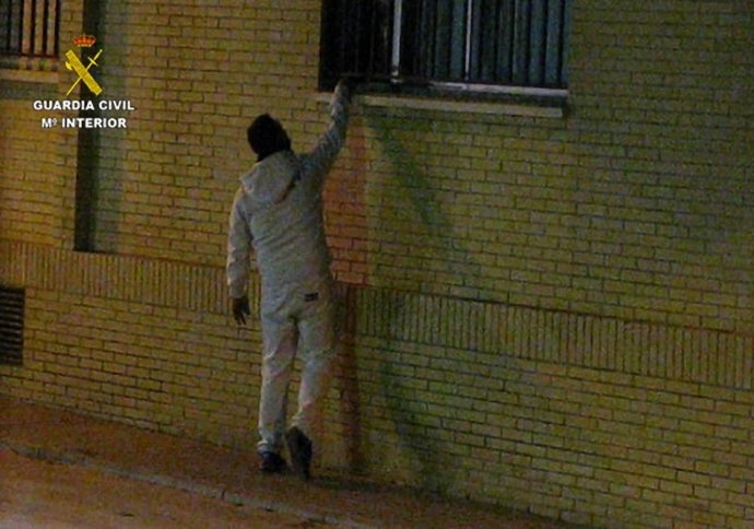 Supuesto comprador en un punto de venta de droga al menudeo