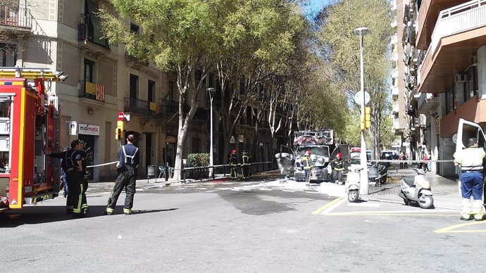 Un camión de pinturas se incendia en el centro de Barcelona