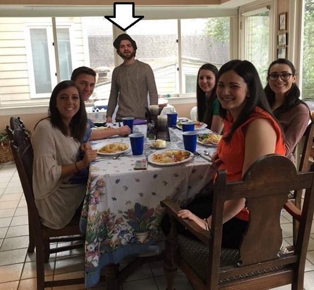 Envió a su familia un autorretrato de cartón mientras estudiaba fuera y así resp