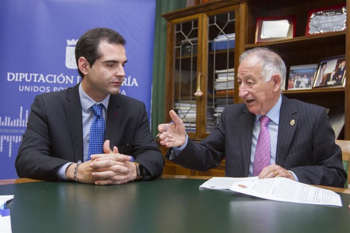 Diputación y Ayuntamiento  firman el convenio del servicio de bomberos