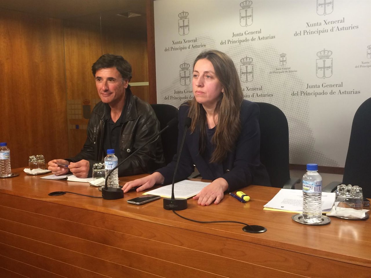 Los diputados Lorena GIl y Enrique López, durante la rueda de prensa.