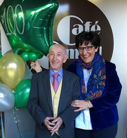 La alcaldesa de Pozuelo con el vecino centenario