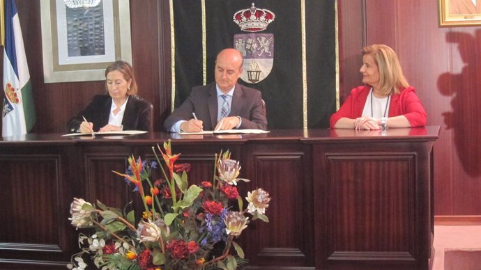 La ministra de Fomento, Ana Pastor, en el Ayuntamiento de Lepe (Huelva).