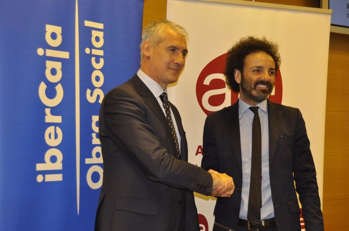 Juan Carlos Sánchez (Ibercaja) y Antonio Becerril (AJE) han firmado el convenio.
