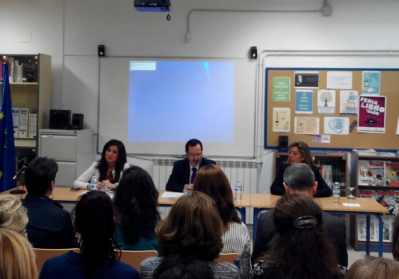 Caballero y Benzal en la reunión sobre el programa de bilingüismo.