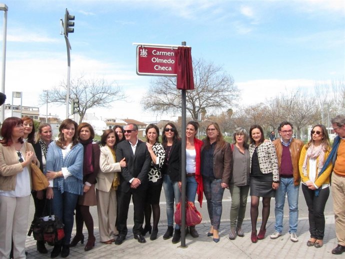 Las autoridades ante la placa de la calle dedicada a Carmen Olmedo Checa