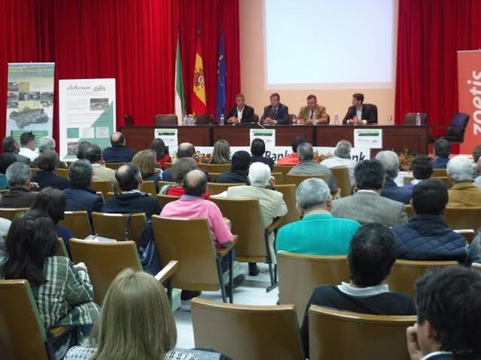 Zurera (centro) asiste a la clausura de las jornadas