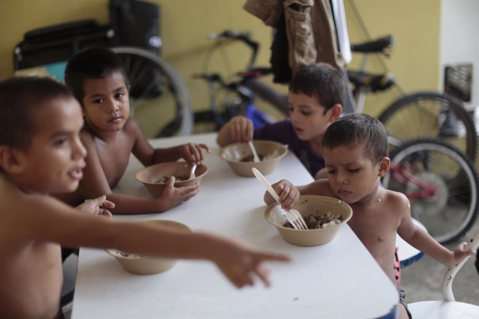 Niños hondureños en el centro de inmigrantes "Todo por ellos"
