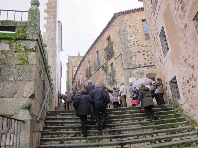 Turistas en la parte antigua de Cáceres