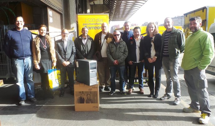 Correos dona equipos informáticos