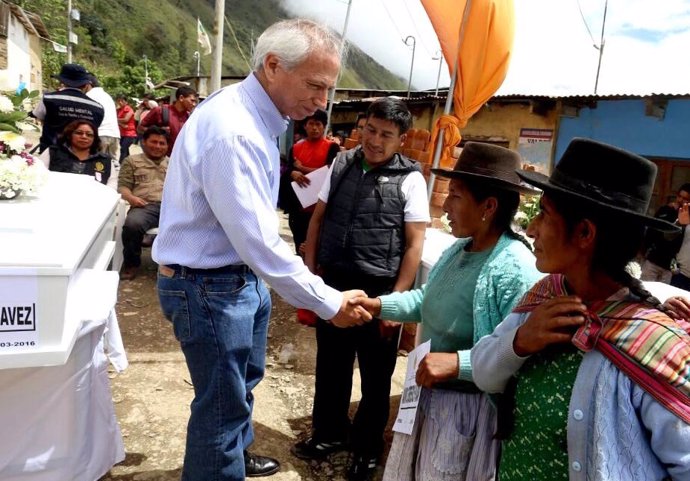Ministro de Justicia de Perú con las víctimas de Sendero Luminoso