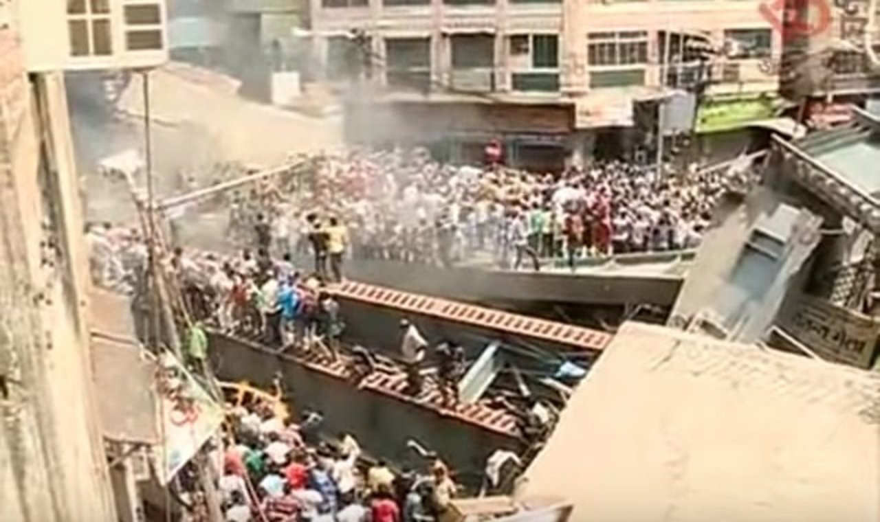 Derrumbe de un paso a nivel en Calcuta, India
