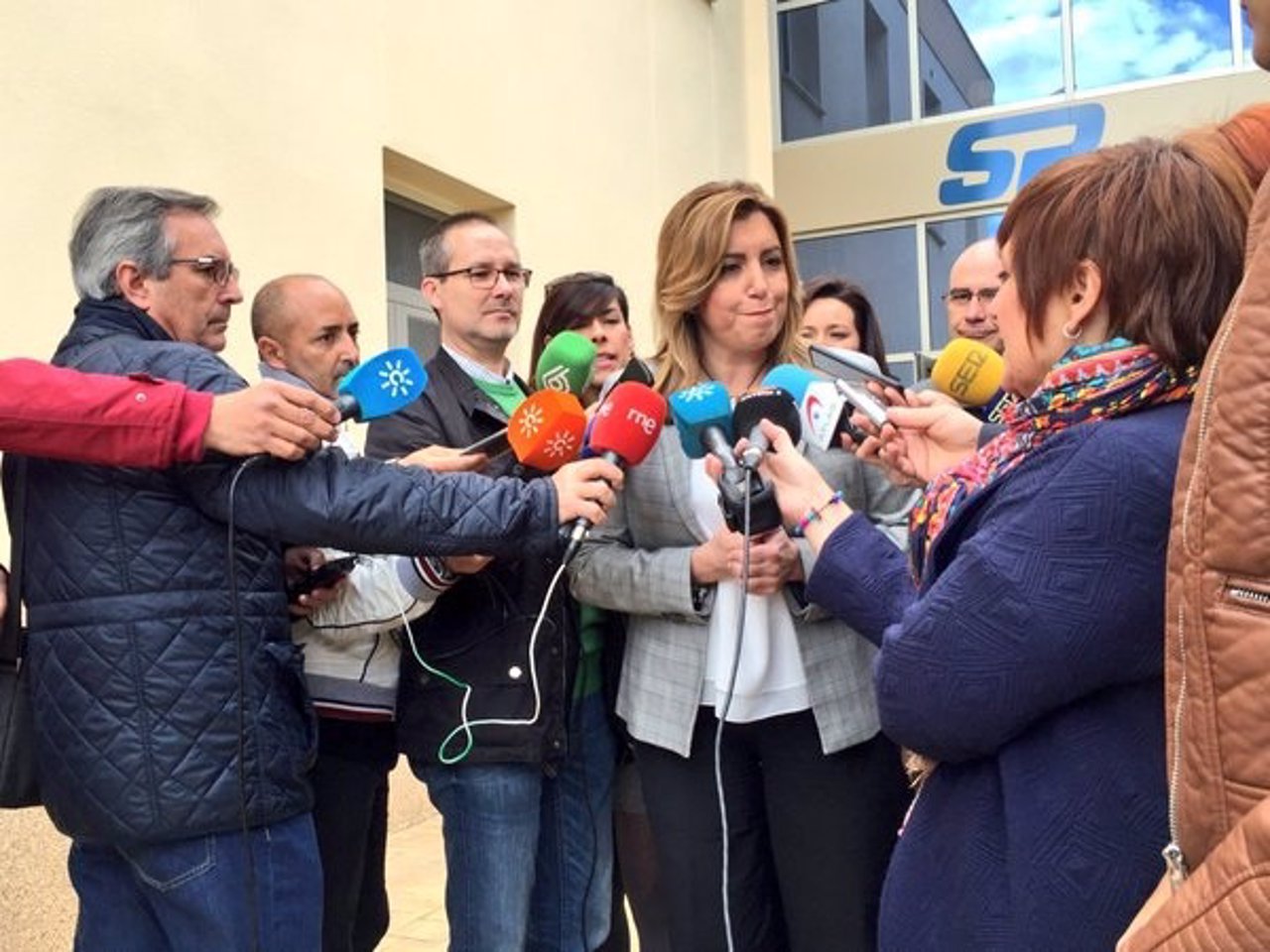 Susana Díaz atiende a los medios en una visita a Córdoba
