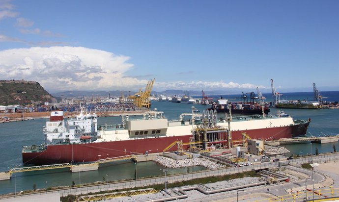 La Embarcación Al Utouriya En El Moll De L'energia Del Puerto De Barcelona