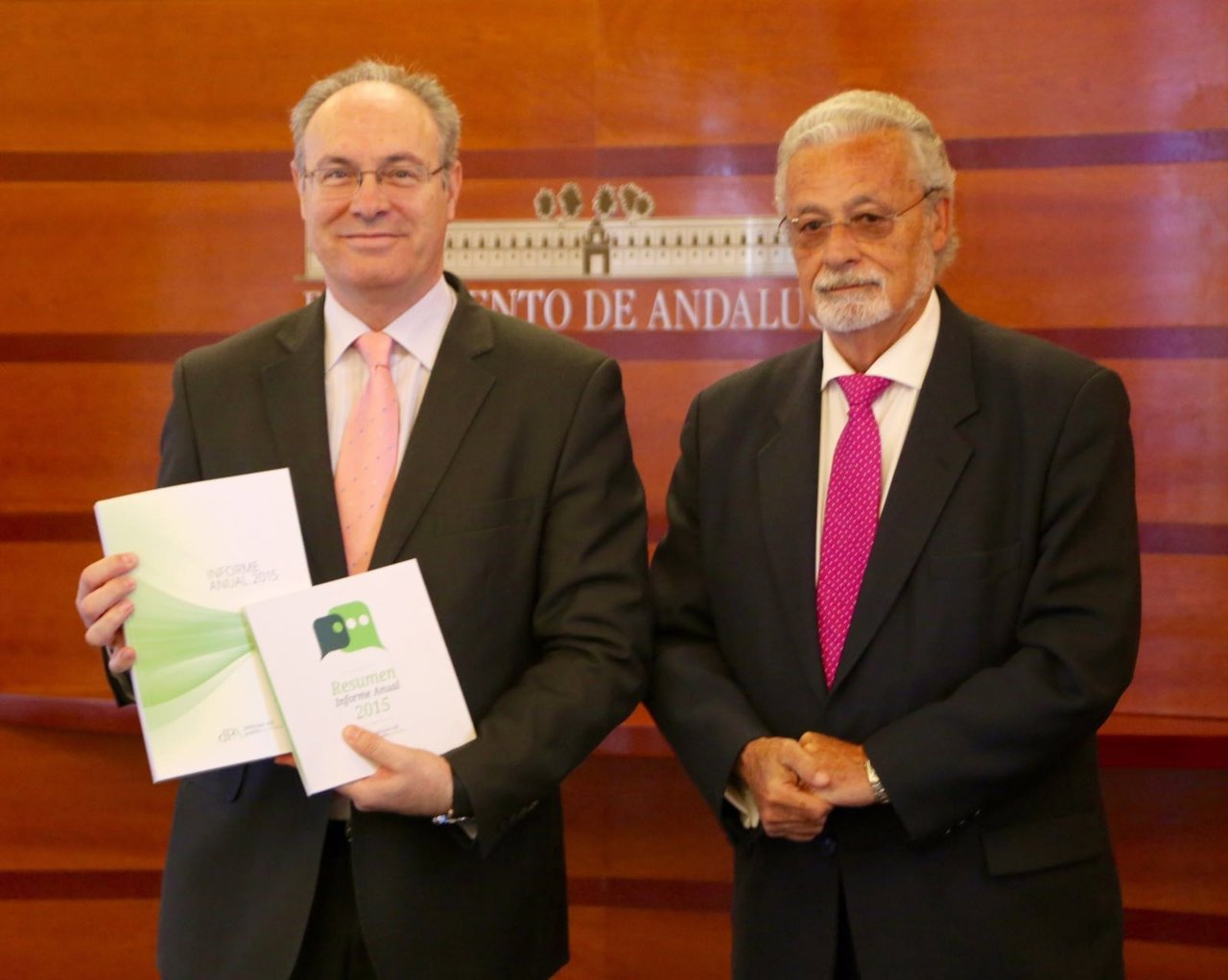 Maeztu entrega el informe del Defensor del Pueblo al presidente del Parlamento