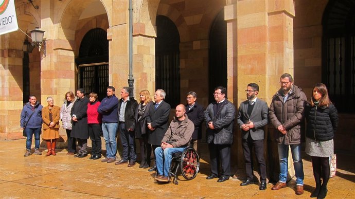 Minuto de silencio en el Ayuntamiento de Oviedo por las mujeres asesinadas. 