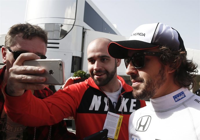 Fernando Alonso con un aficionado en Montmeló