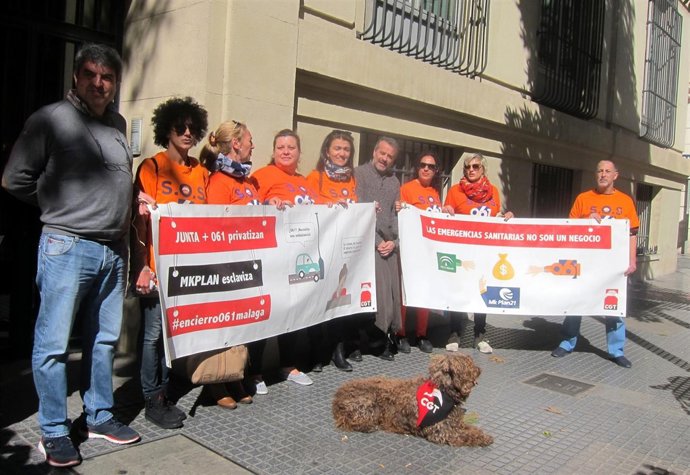 José Antonio Castro con trabajadores del 061 