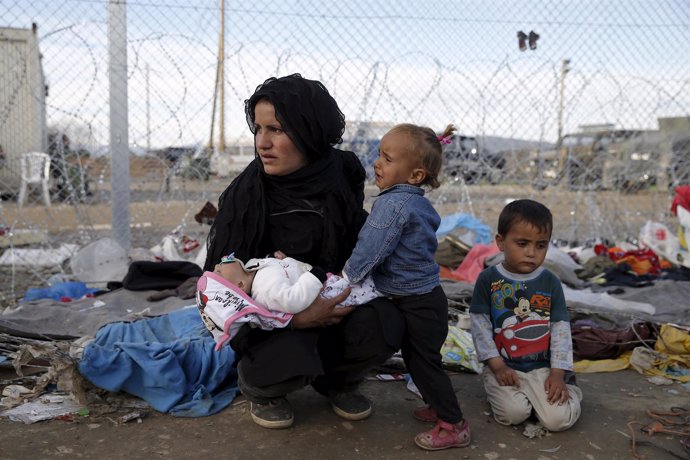 Una madre y sus tres hijos esperan en Idomeni (Grecia)