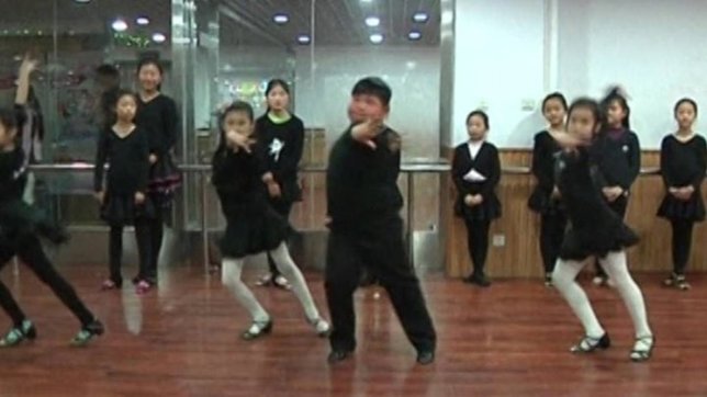 La baile de salsa de He Xiongfei