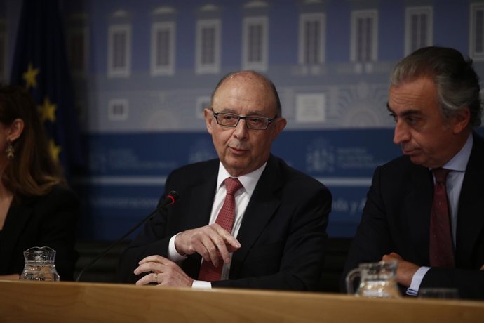 Cristóbal Montoro presenta el déficit del 2015