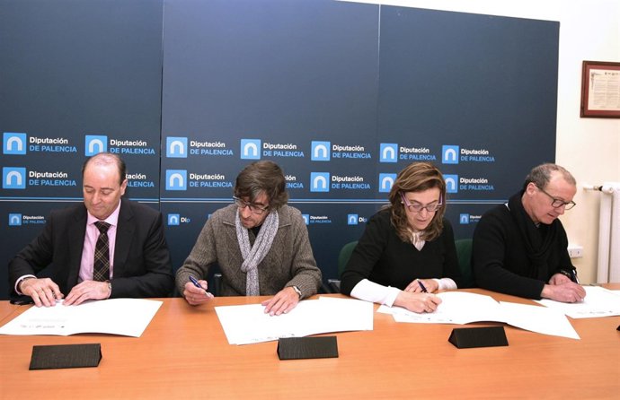 Armisén, durante la firma del acuerdo con sindicatos y patronal.