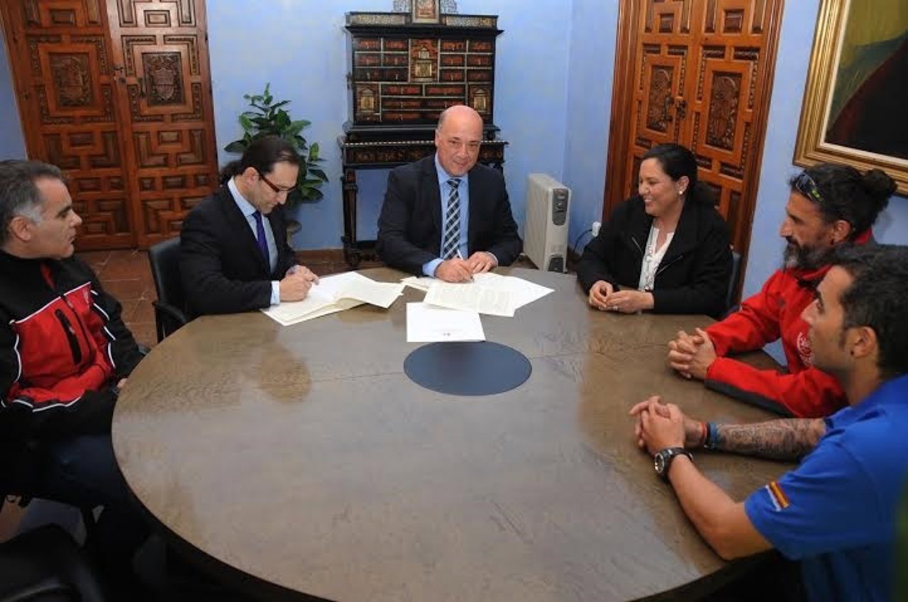 Antonio Ruiz (centro) y Dolores Amo durante la firma del convenio