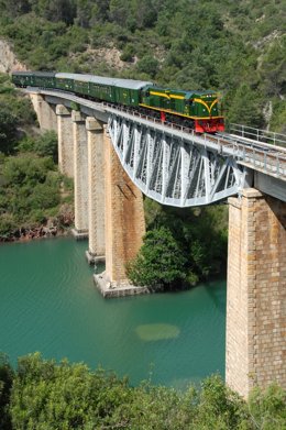 El tren de los lagos bordea los embalses de Sant Llorenç de Montgai, Camarasa. 