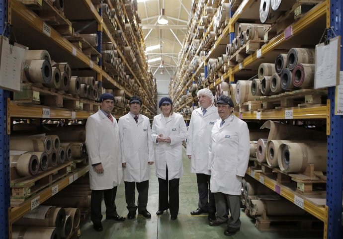 Susana Díaz (centro), durante la visita a Plastienvase