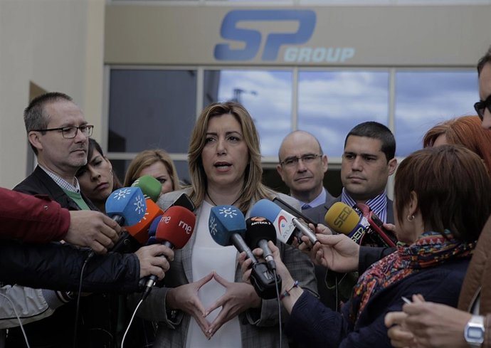Susana Díaz atiende a los periodistas
