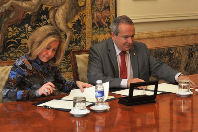 Consuelo Madrigal (Fiscalía) y Emilio Lora-Tamayo (CSIC) firman convenio