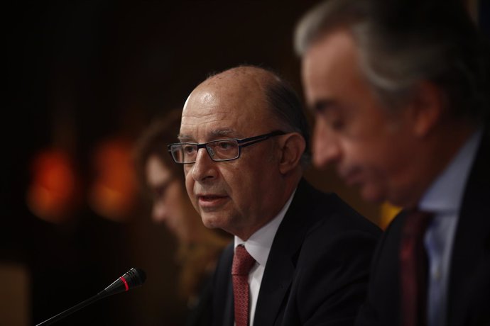 Cristóbal Montoro presenta el déficit del 2015