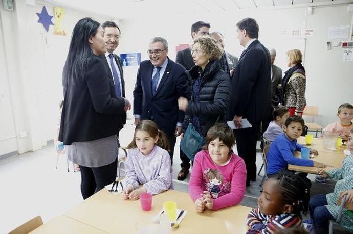 La consellera de Enseñanza, Meritxell Ruiz, en la escuela Pinyana