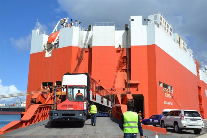 Primer embarque de vagones de Metro desde Santander para Chile en buque Toledo