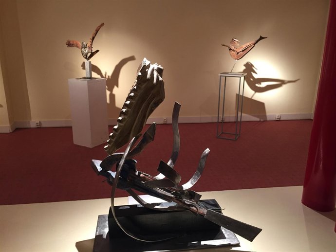 Esculturas de 'Acariciando' (Emilio Sánchez) en el Museo Tiflológico de la ONCE