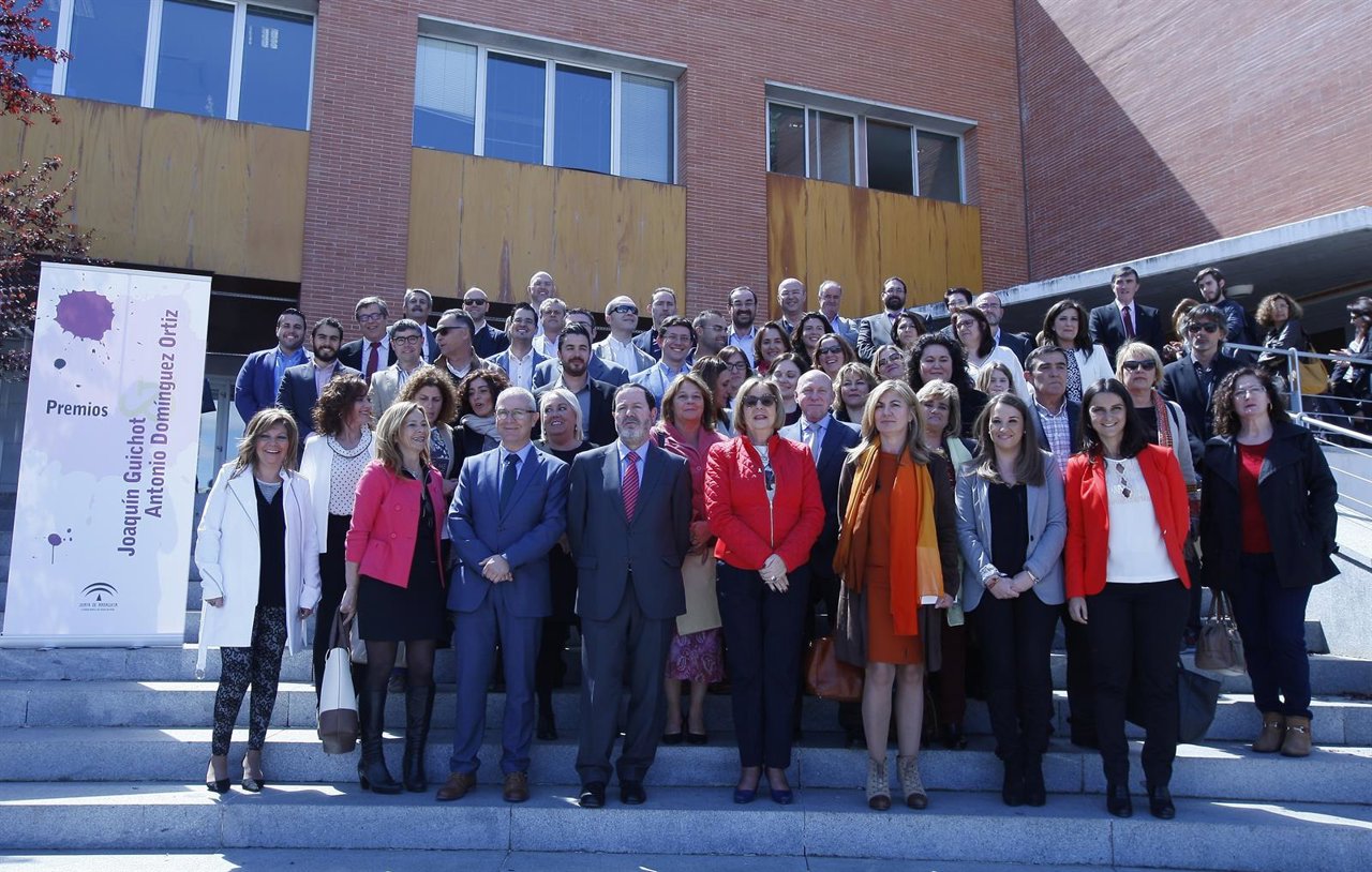 La consejera de Educación de la Junta, Adelaida de la Calle, con los premiados