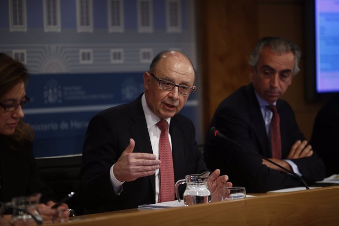 Cristóbal Montoro presenta el déficit del 2015